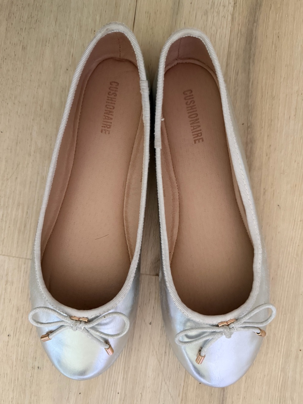 Cushionaire Metallic Silver Bow Ballet Flats - Picture 5 of 7